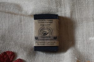 Savon artisanal à la bave d'escargot parfum charbon sur fond blanc