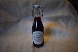sirop de cerise dans bouteille en verre