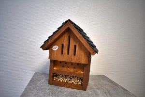 Hôtel à insecte en bois et en ardoise