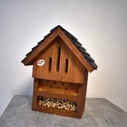 Hôtel à insecte en bois et en ardoise