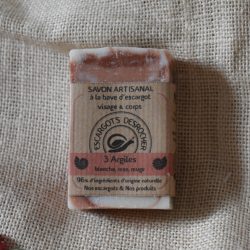 Savon artisanal à la bave d'escargot parfum 3 argiles sur fond blanc