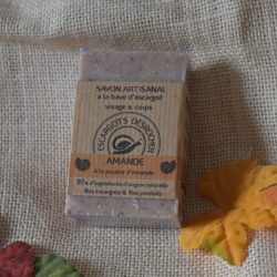 Savon artisanal à la bave d'escargot parfum amande sur fond blanc