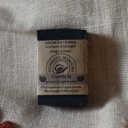 Savon artisanal à la bave d'escargot parfum charbon sur fond blanc