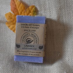 Savon artisanal à la bave d'escargot parfum lavande sur fond blanc