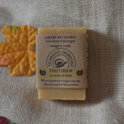 Savon artisanal à la bave d'escargot parfum beurre de karité sur fond blanc