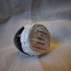 confiture de mûre sauvage dans bocal en verre