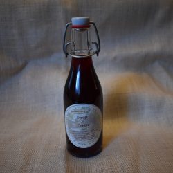 sirop de cerise dans bouteille en verre