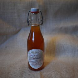 sirop de mirabelle dans bouteille en verre